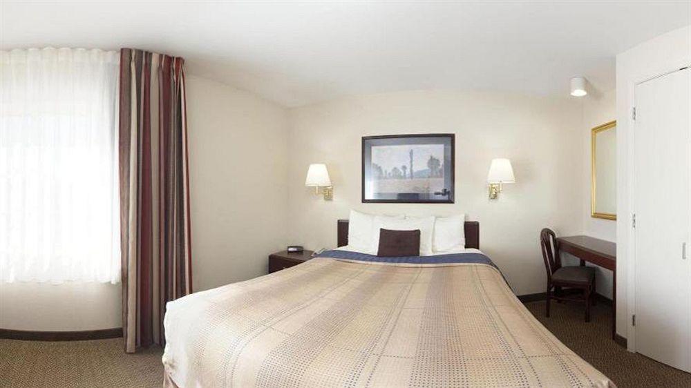 Sonesta Simply Suites St Louis Earth City Exterior photo