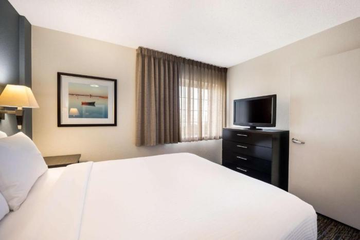 Sonesta Simply Suites St Louis Earth City Room photo