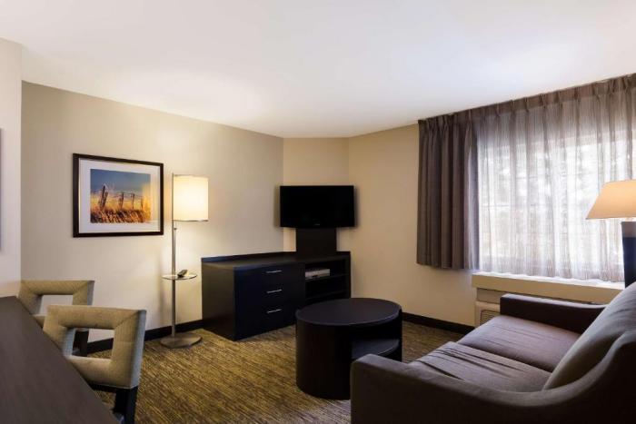 Sonesta Simply Suites St Louis Earth City Room photo